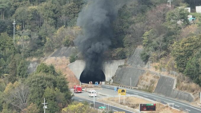 「トラックから火がでている」山陽道・西条IC～志和IC（上下）で通行止め　上りトンネル出口付近で火事　|　RCC NEWS | 広島ニュース | RCC中国放送