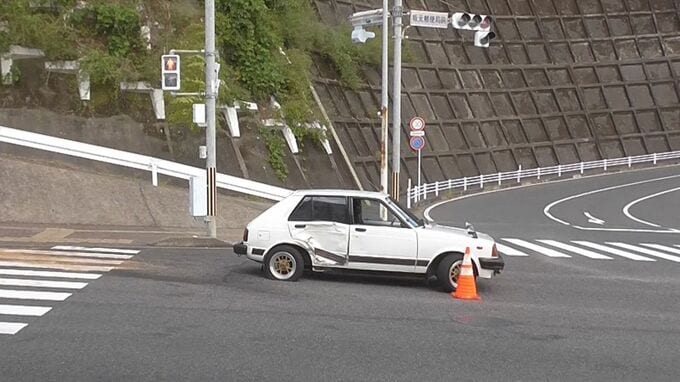 鹿児島市の県道で車3台絡む事故、3人搬送　高齢女性の車が赤信号で進入か　|　鹿児島のニュース｜MBC NEWS｜南日本放送