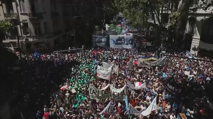 新政権のアルゼンチンでゼネスト　4年ぶり　国営企業民営化など盛り込む法案に抗議