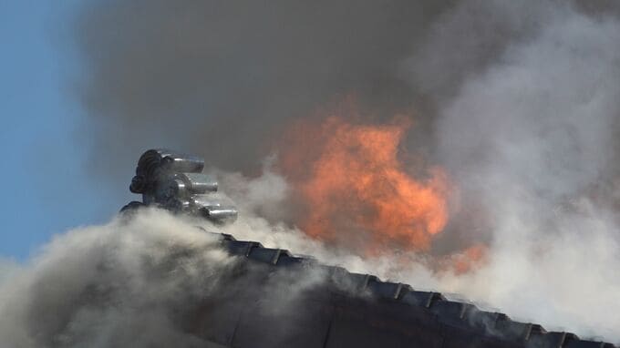 5棟に次々と燃え移った炎…住宅密集地で火事 けが人なし 石川・輪島市　|　石川県のニュース｜MRO北陸放送