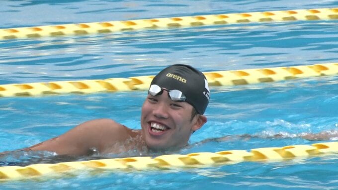 プールサイドでシャイな笑顔を見せる黒田一瑳選手