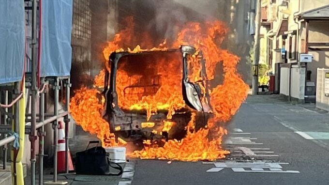 「走行中に後部座席から火が」と通報　乗用車1台が全焼　現場は小学校の東側の市道　|　山梨のニュース | ＵＴＹテレビ山梨