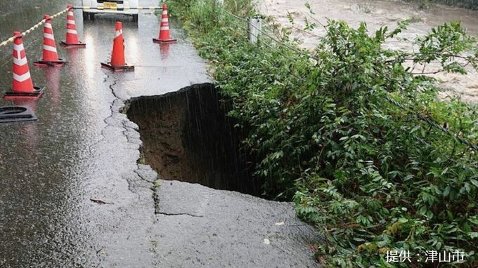 【台風7号】津山市加茂町の市道で陥没　最大で長さ10メートル、深さ4メートルか　2車線のうち1車線通行止め【岡山】　|　岡山・香川のニュース | 天気 | RSK山陽放送