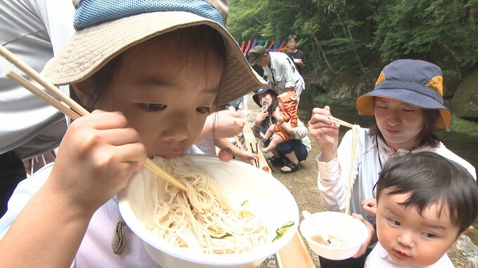 各地で厳しい暑さ　岳切渓谷で流しそうめんイベント　大分・宇佐市　|　大分のニュース｜OBS NEWS｜大分放送