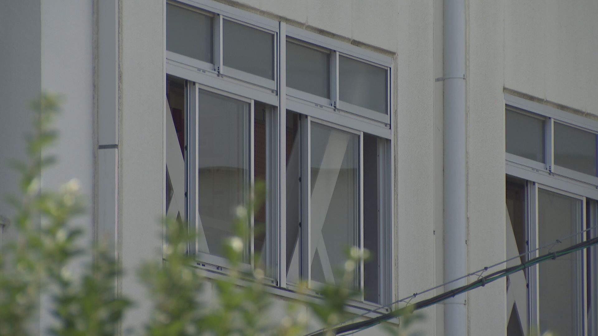 「なぜ叩いたかはしゃべらなかった」児童の鼓膜破れる体罰で保護者説明会　教育委員会は教諭の処分検討