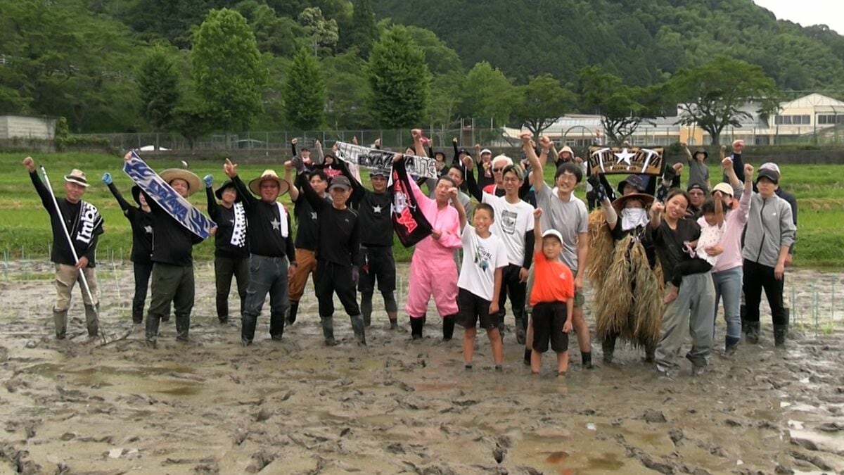 矢沢ファンのみんなが力をあわせて」今年も “永ちゃん田んぼ” の田植え
