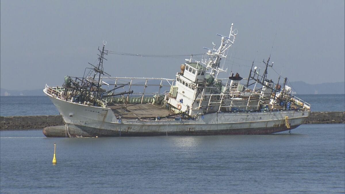 漁船が座礁したまま約20日経過…ハマグリ漁の最盛期を前に｢早く漁船を運んでほしい…｣ 漁に出れらず困惑する漁師ら 三重･伊勢市の宇治山田港