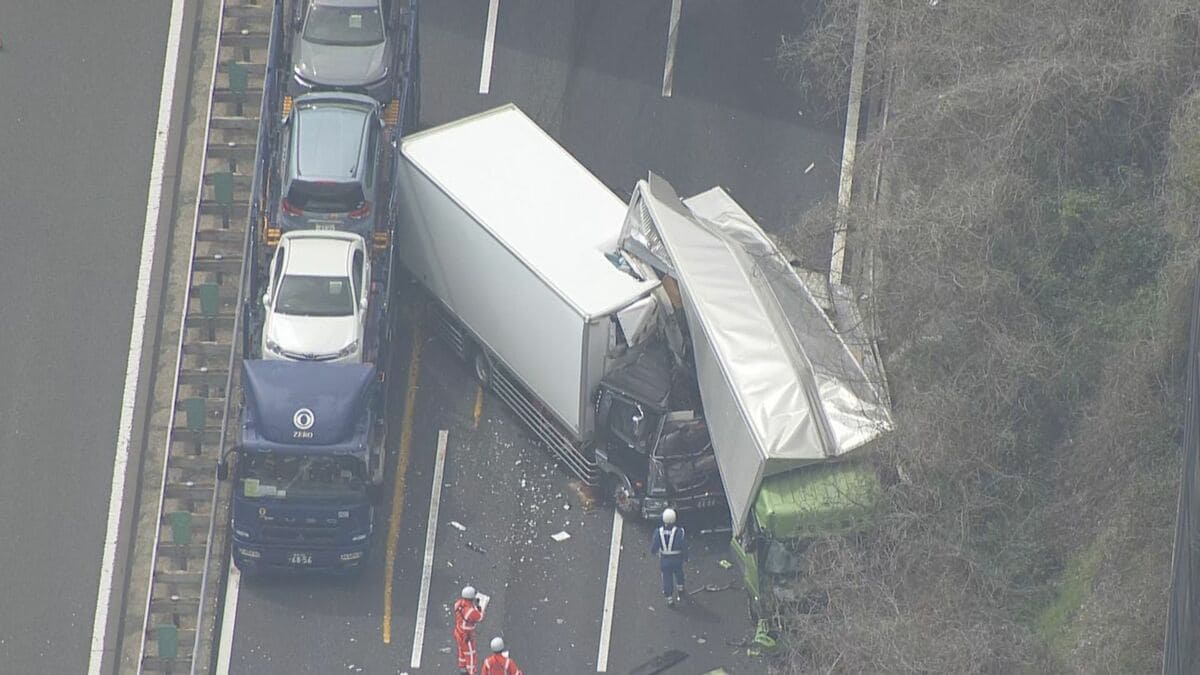 東名阪道でトラック3台絡む事故 通り抜けようとしたトレーラーも接触… 2人軽傷 集中工事の影響で車線規制していた 三重