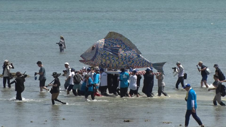 旧暦3月伝統の「サングヮチャー」平安座島