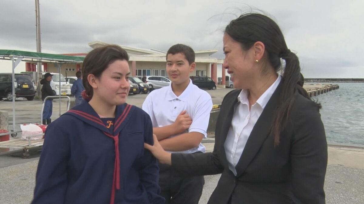 フェリーから紙テープを投げてお別れ…島をあげて先生を見送り 津堅小中学校で「離任式」