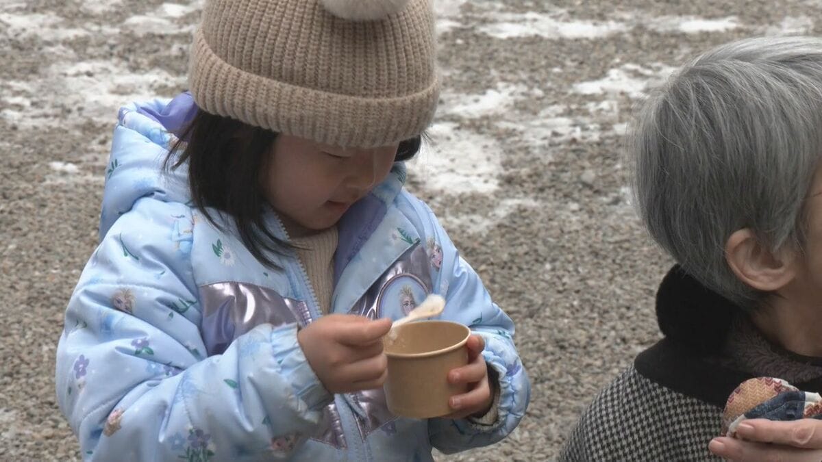 七草の節句 地元でとれた新鮮なセリやナズナなどが入って約200食分が参拝者らに振る舞われる 飛騨一宮水無神社 岐阜・高山市　
