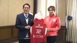 東京・パリ五輪に出場の女子バスケ・宮崎選手 着用した公式スーツを県に寄贈 愛媛 | 愛媛のニュース - Nスタえひめ|あいテレビは6チャンネル