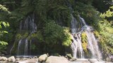 “涼を求めて2023” 岩肌を白糸のように流れ落ちる「吐竜の滝」 山梨県北杜市・川俣川渓谷 | 山梨のニュース | UTYテレビ山梨