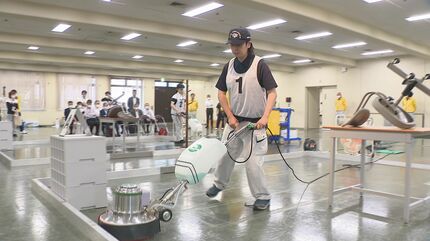 スムーズな動作にワックス掛け 清掃技術競う全国ビルクリーニング技能