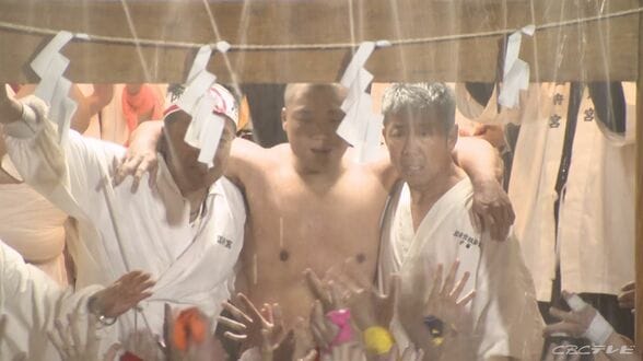 眉毛以外の毛を剃って“生まれたままの姿”になった神男が無事到着 国府宮はだか祭クライマックスの「もみあい」1万人の裸男が参加 愛知・稲沢市【儺追殿入りの瞬間】 | 名古屋・愛知・岐阜・三重のニュース【CBC news】 | CBC web