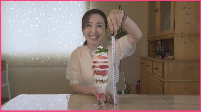 なんと高さ30cm! 旬のモモを丸ごと1個使った巨大モモパフェ 今年も登場! 山梨・甲州市|TBS NEWS DIG