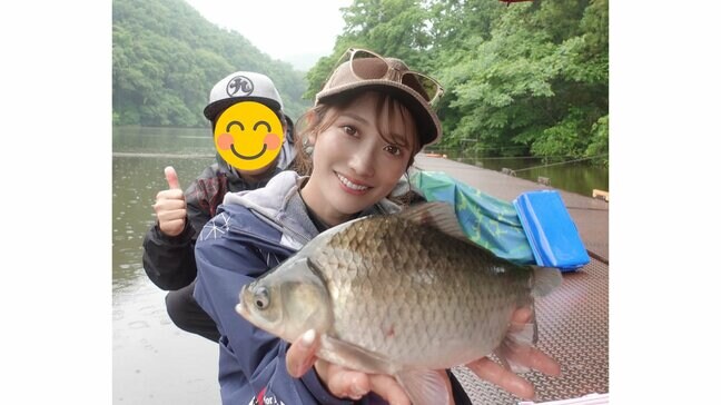 【片原恵麻】　雨の湖でヘラブナ釣りを満喫「1日中雨だったけど、やっぱりへらってパラソルあるからいいね」|TBS NEWS DIG