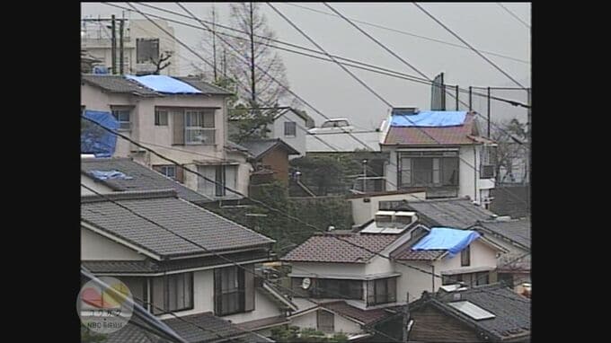 斜面地に広がる青い屋根「台風19号 猛烈な風で甚大な被害」ブルーシートの入手巡り混乱も【1991(平成3)年9月撮影】～映像タイムマシーン “ユウガク”【長崎】　|　長崎のニュース | 天気 | NBC長崎放送