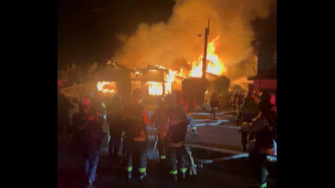 住宅2棟焼く火事 火は隣の住宅にも延焼  50代女性が軽いけが　福岡市西区|TBS NEWS DIG