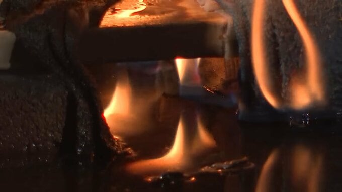 水に浸っても燃え続ける火