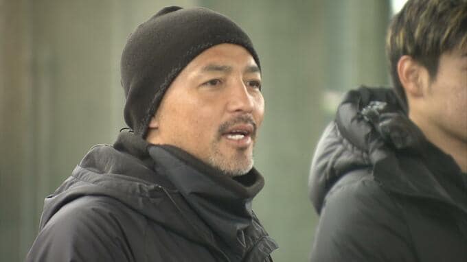 子どもたち約100人が“日本サッカー界のレジェンド”と交流！　今シーズンで現役引退の元日本代表・小野伸二さんのサッカー教室開催|TBS NEWS DIG