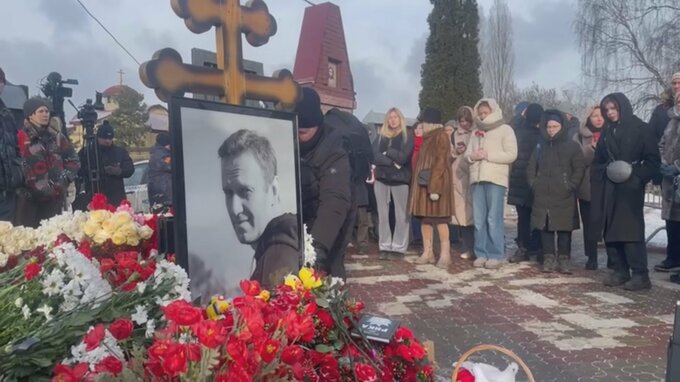 ロシア反体制派指導者ナワリヌイ氏死去から1年 「彼がしたことは何一つ無駄ではない」支持者ら献花の列|TBS NEWS DIG