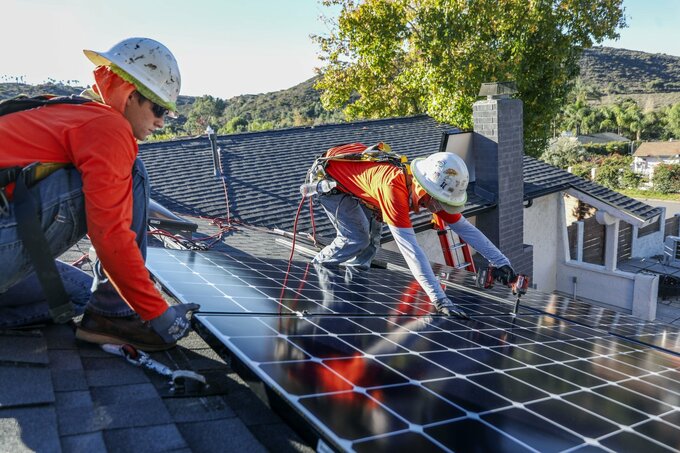 米住宅用太陽光発電、26年に15%減とBNEF予想－税額控除廃止が影響