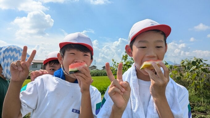 10kg超のスイカをがぶり　小学生らが地元農家と育てた「ちゃぐちゃぐスイカ」　肥料は馬の〇〇⁉　岩手・滝沢市|TBS NEWS DIG