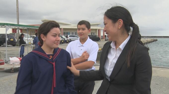 フェリーから紙テープを投げてお別れ…島をあげて先生を見送り　津堅小中学校で「離任式」　|　沖縄のニュース｜RBC 琉球放送