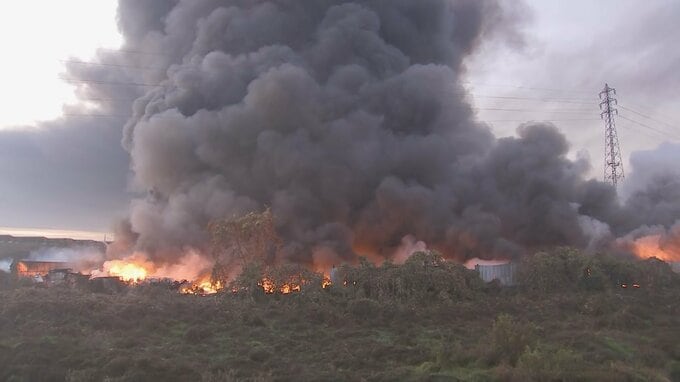 廃プラスチックのリサイクル工場で火災　建物3棟全焼　焼失面積は約1万平方メートルに　鎮圧のめど立たず　茨城・坂東市|TBS NEWS DIG