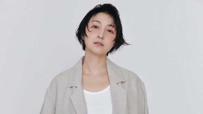 【広末涼子】「あいにくの空模様」にグレーのコーデ＆ピンクのメイクで投稿|TBS NEWS DIG