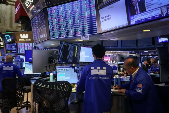【米国市況】株反落、雇用堅調で利上げ観測強まる－円は156円台前半