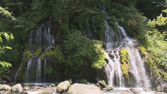 “涼を求めて2023”　岩肌を白糸のように流れ落ちる「吐竜の滝」　山梨県北杜市・川俣川渓谷　|　山梨のニュース | ＵＴＹテレビ山梨