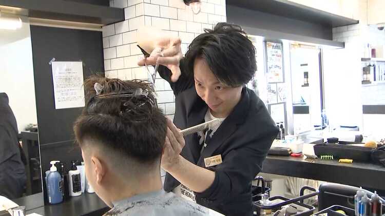 福岡市の理容師（35）が世界理美容技術選手権大会で金メダル 2本のくし