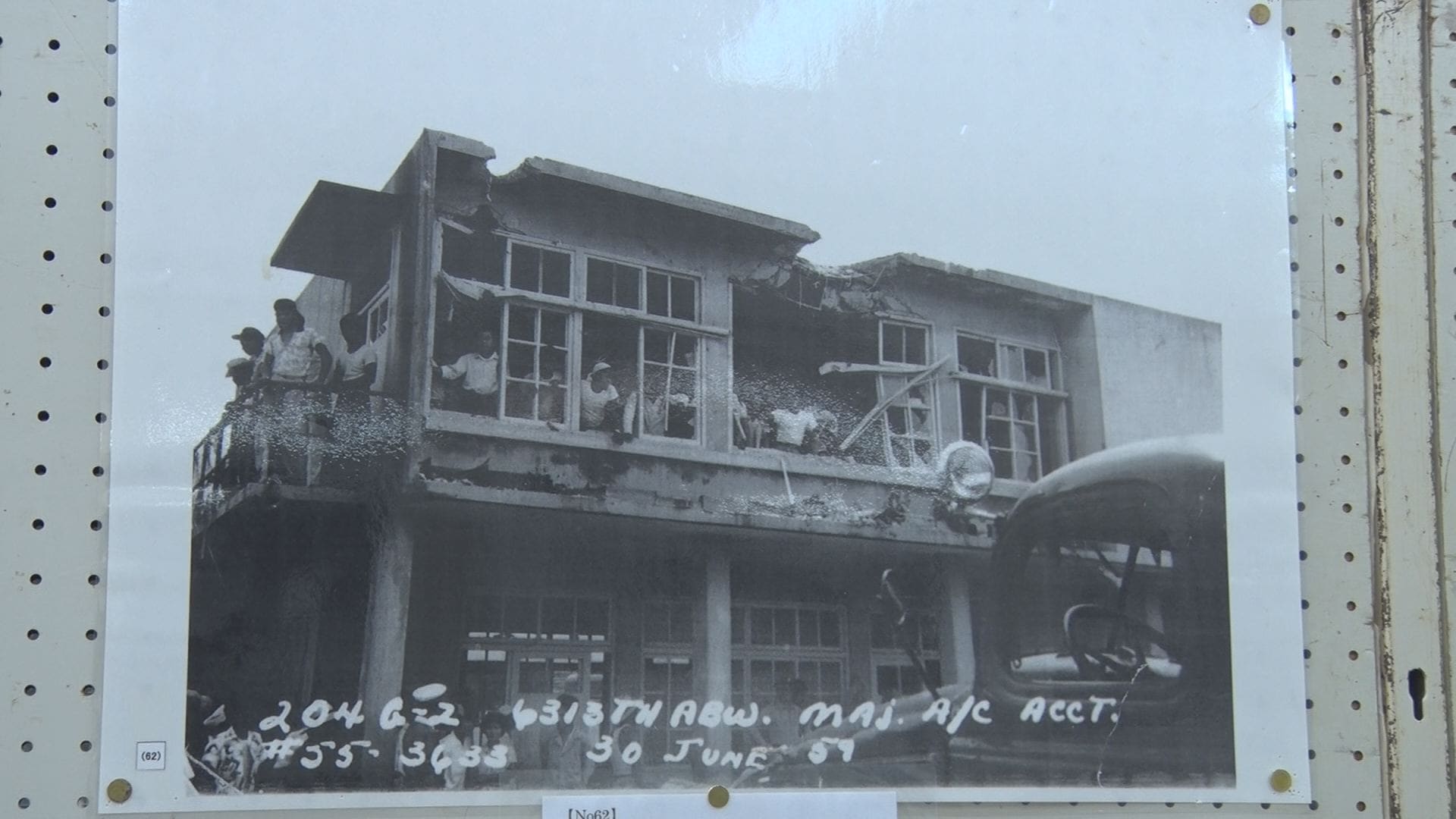 米軍ジェット機墜落から65年 事故を伝える写真展 うるま市の宮森小学校
