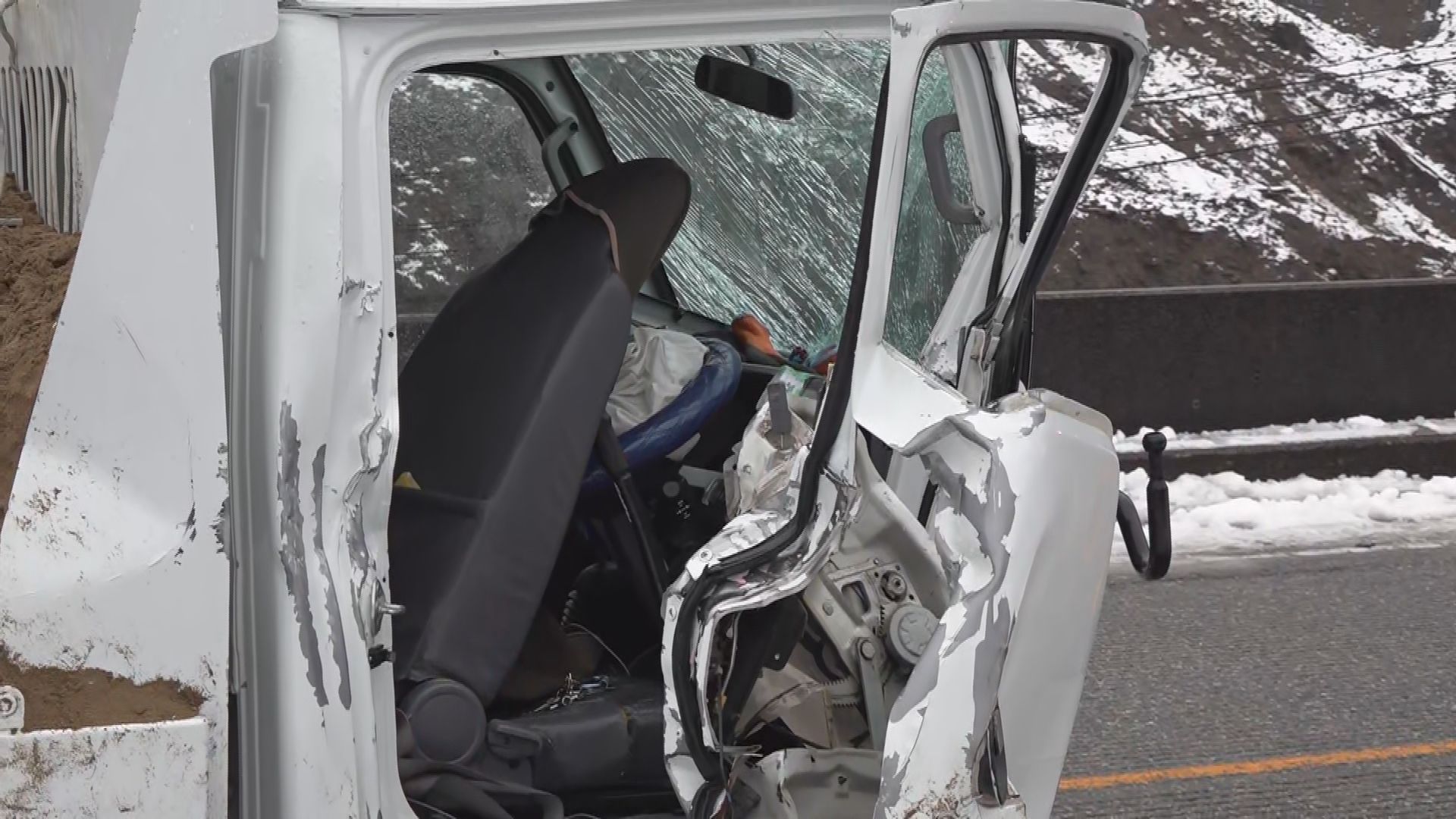 トンネル付近でトラックなど11台が絡む事故 3人けが 路面凍結で