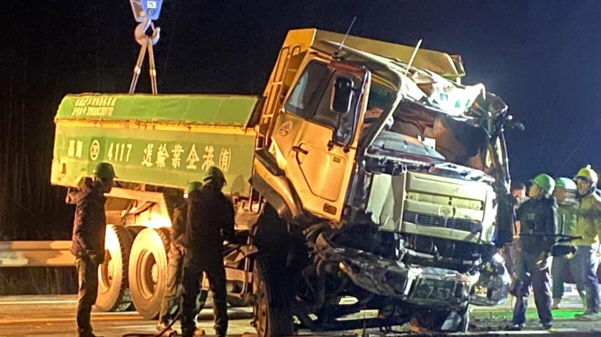 ダンプカーと乗用車が正面衝突、女性(21)が死亡 ダンプカーは事故の