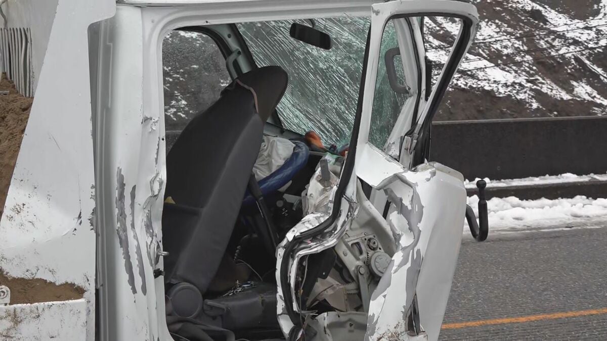 トンネル付近でトラックなど11台が絡む事故 3人けが 路面凍結で