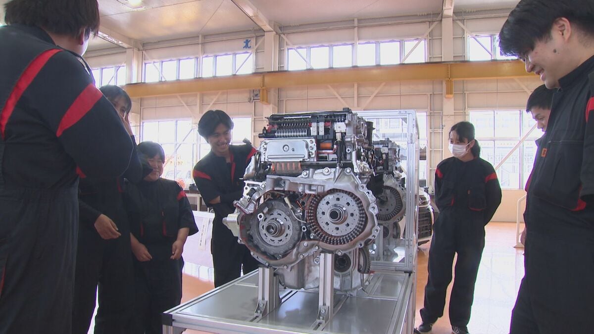 専門学校にハイブリット車の心臓部分を贈呈　学生「立派な技術者になれるよう」教材に興味津々　大分