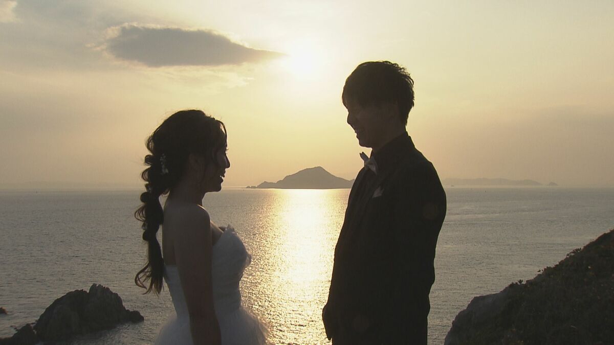 平日でも寒くても続々とカップルが…新たな“ウェディングフォト”の聖地に 愛知･田原市の伊良湖岬 市のリーフレットに登場の職員｢幸せな瞬間見つけて｣