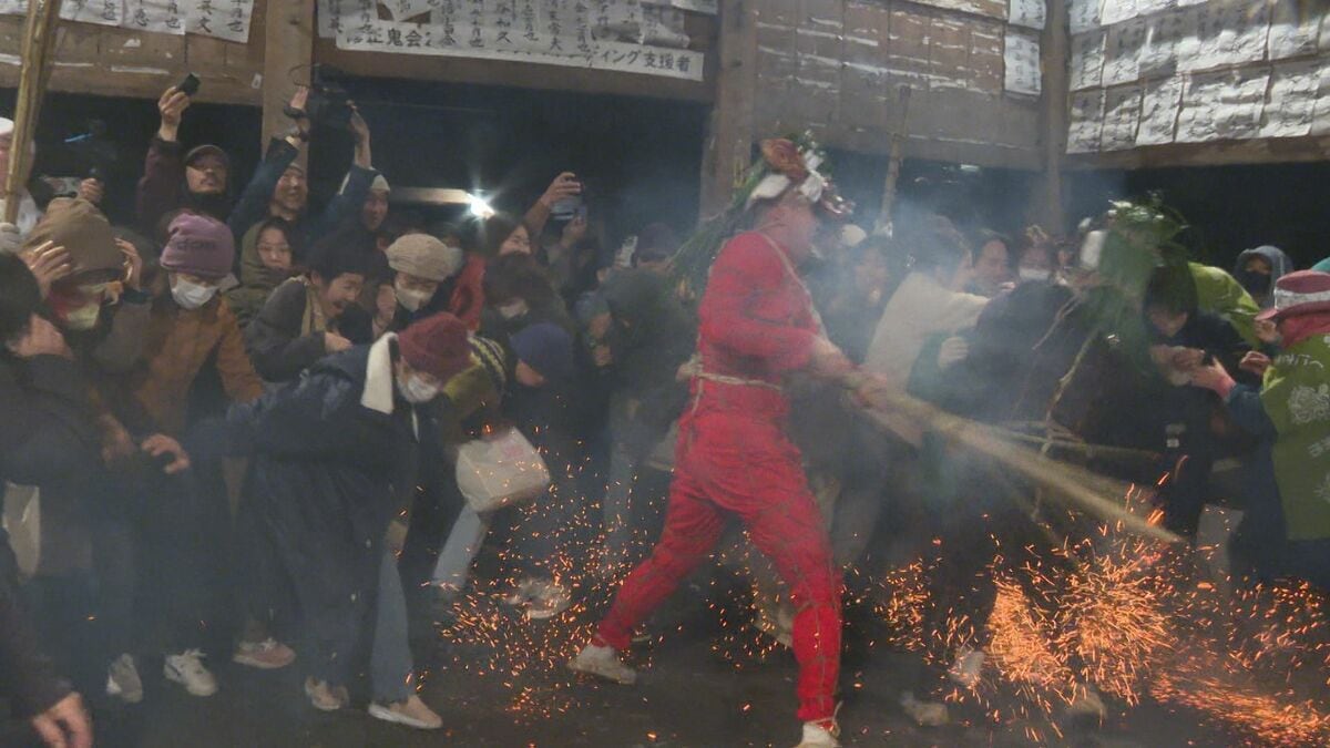 国東半島の伝統行事「修正鬼会」　激しい火の粉に無病息災を願う　大分