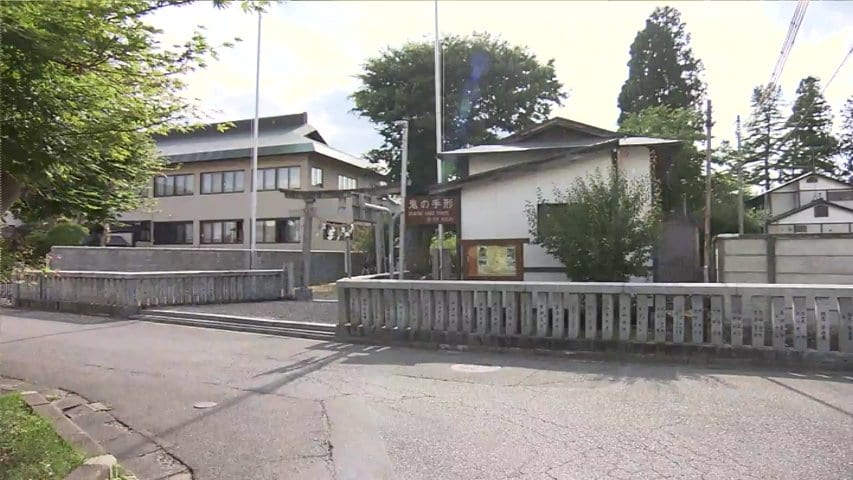 岩手」の県名の由来となっている三ツ石神社の岩に真新しい手形のような