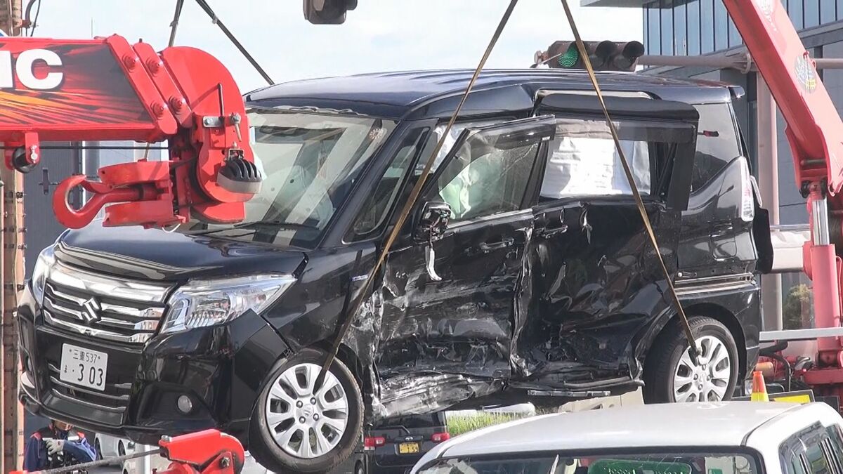 乗用車同士の衝突事故 高齢男性と20代男性がケガ 乗用車は大きく破損 三重･津市 国道23号