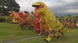 ティラノサウルス大爆走! 山梨市の笛吹川フルーツ公園でイベント開かれる|TBS NEWS DIG