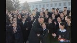 金正恩総書記が日本の朝鮮学校の生徒らと記念撮影　新年の祝賀公演のために訪朝|TBS NEWS DIG