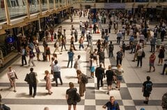 AIで英労働市場が二極化－スキル持つ人材の需要増、その他は採用抑制| TBS CROSS DIG with Bloomberg