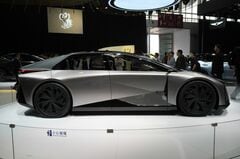 トヨタ、レクサス次世代EV開発中止－市場減速や米国補助金廃止で| TBS CROSS DIG with Bloomberg
