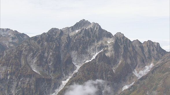 北アルプス剱岳南壁（標高2900m）33歳女性クライマー、ロッククライミング中に落石で左足骨折➡自力で山小屋へ避難、富山県警ヘリ「つるぎ」救助　|　富山のニュース｜天気・防災｜チューリップテレビ