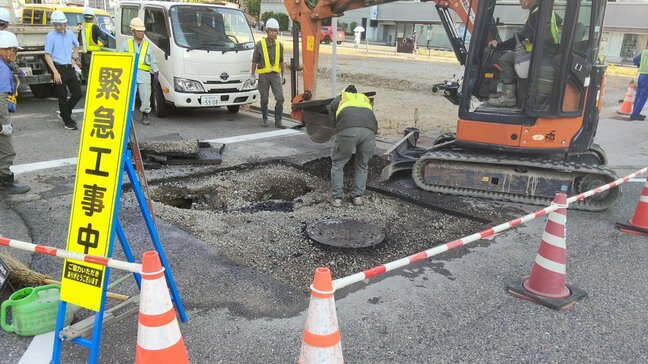 萬代橋近くで道路陥没「マンホール内に砂」最大幅1.8m 新潟・中央区|TBS NEWS DIG