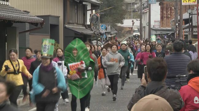 初代“最強の福女”は誰に？岐阜･恵那市で｢福女チャレンジ｣ ゴールの神社を目指し111人が全力疾走 きっかけは“福男選び”… 街おこしに期待込め|TBS NEWS DIG